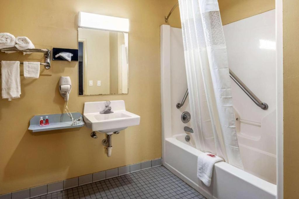 Southern Inn And Suites Spartanburg Εξωτερικό φωτογραφία